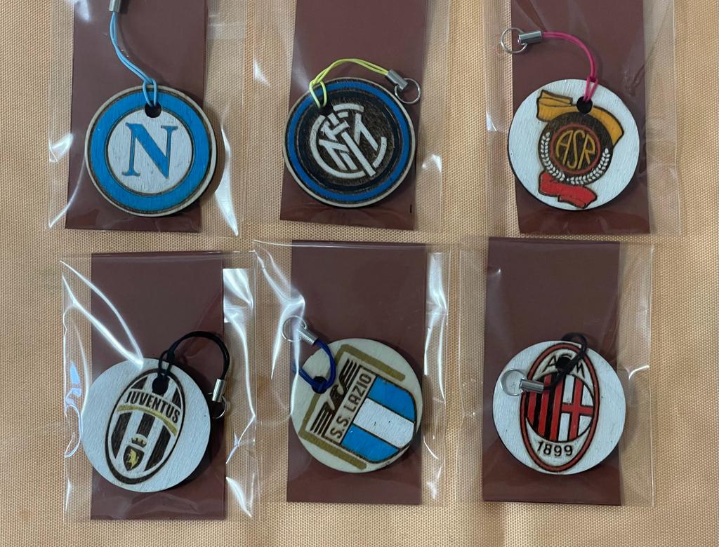 Portachiavi legno squadre di calcio - legno con incisione laser e decorazione a mano