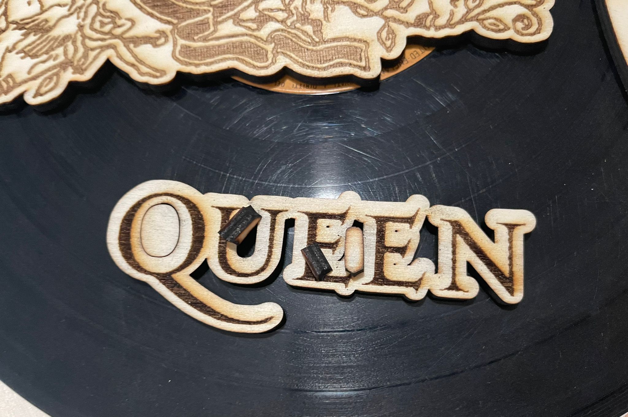 OROLOGIO PARETE  QUEEN - legno e vinile con incisione laser e decorazione a mano