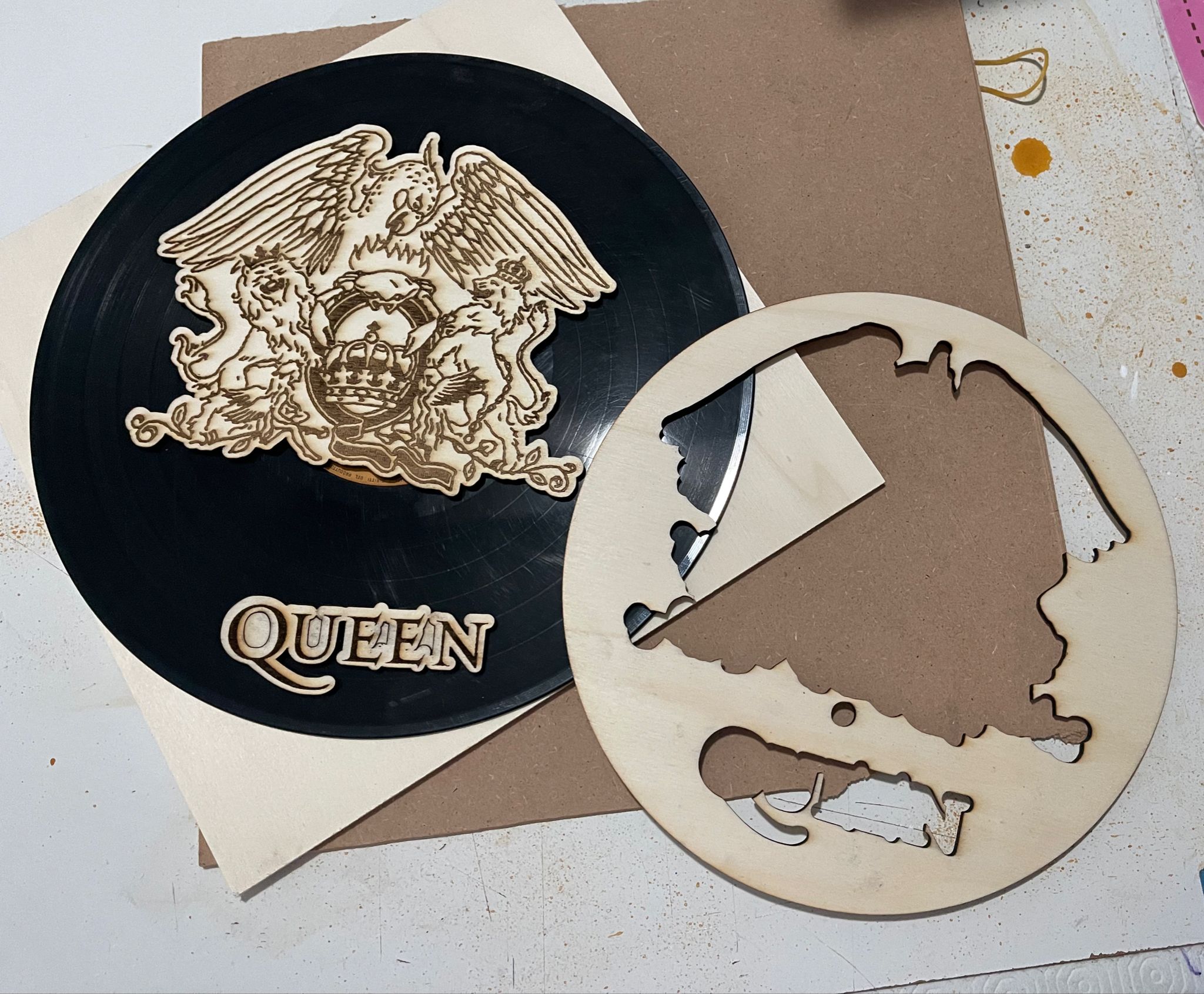 OROLOGIO PARETE  QUEEN - legno e vinile con incisione laser e decorazione a mano