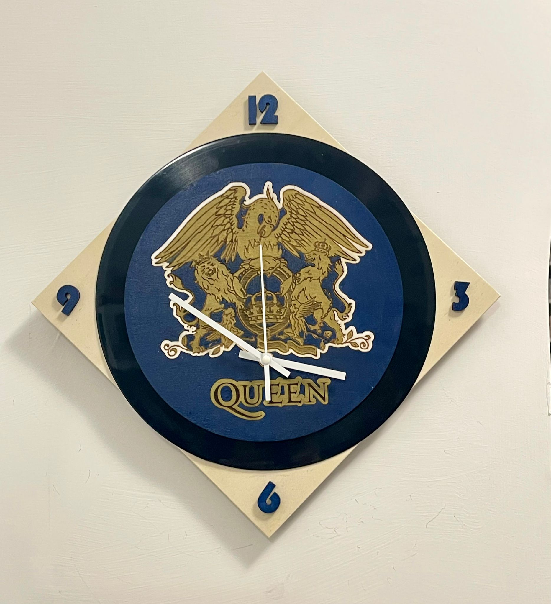 OROLOGIO PARETE  QUEEN - legno e vinile con incisione laser e decorazione a mano