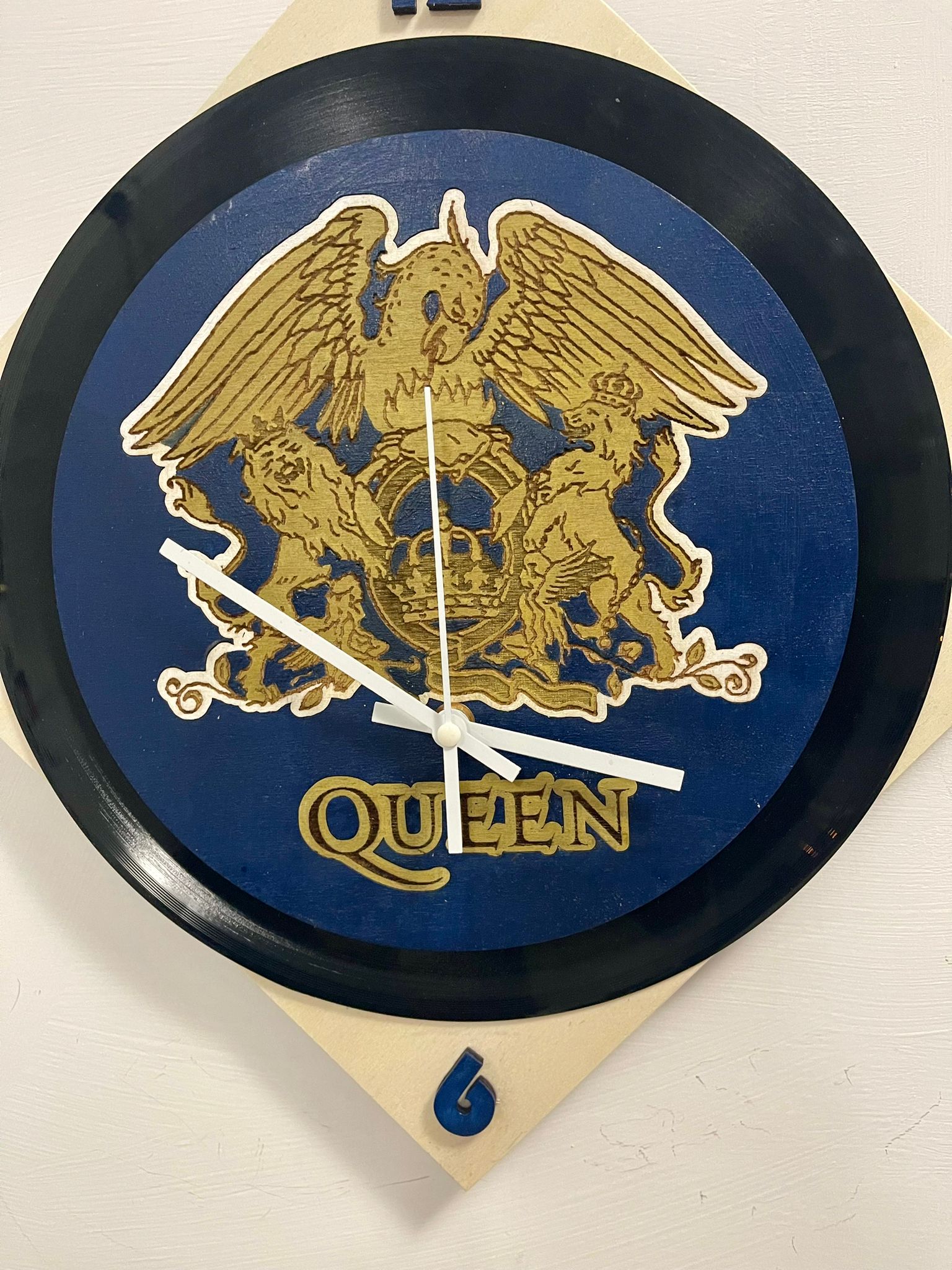 OROLOGIO PARETE  QUEEN - legno e vinile con incisione laser e decorazione a mano